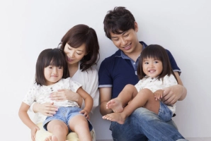 両親と2人の子供からなる家族写真。幸せそうな笑顔が印象的なシーン。