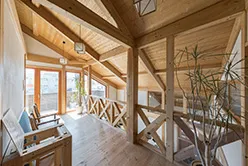 ナチュラルテイストのキッチン。木材を基調とした温かみのあるデザイン。