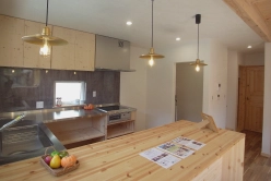 シンプルなデザインのキッチンカウンター。木の温もりを感じさせる空間。