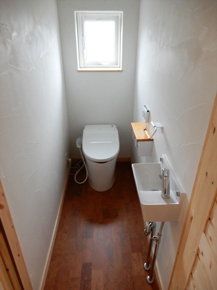 リフォーム後のコンパクトなトイレ空間