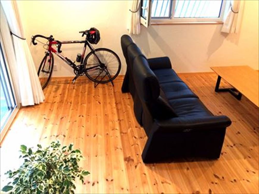 黒いソファと自転車が配置された空間