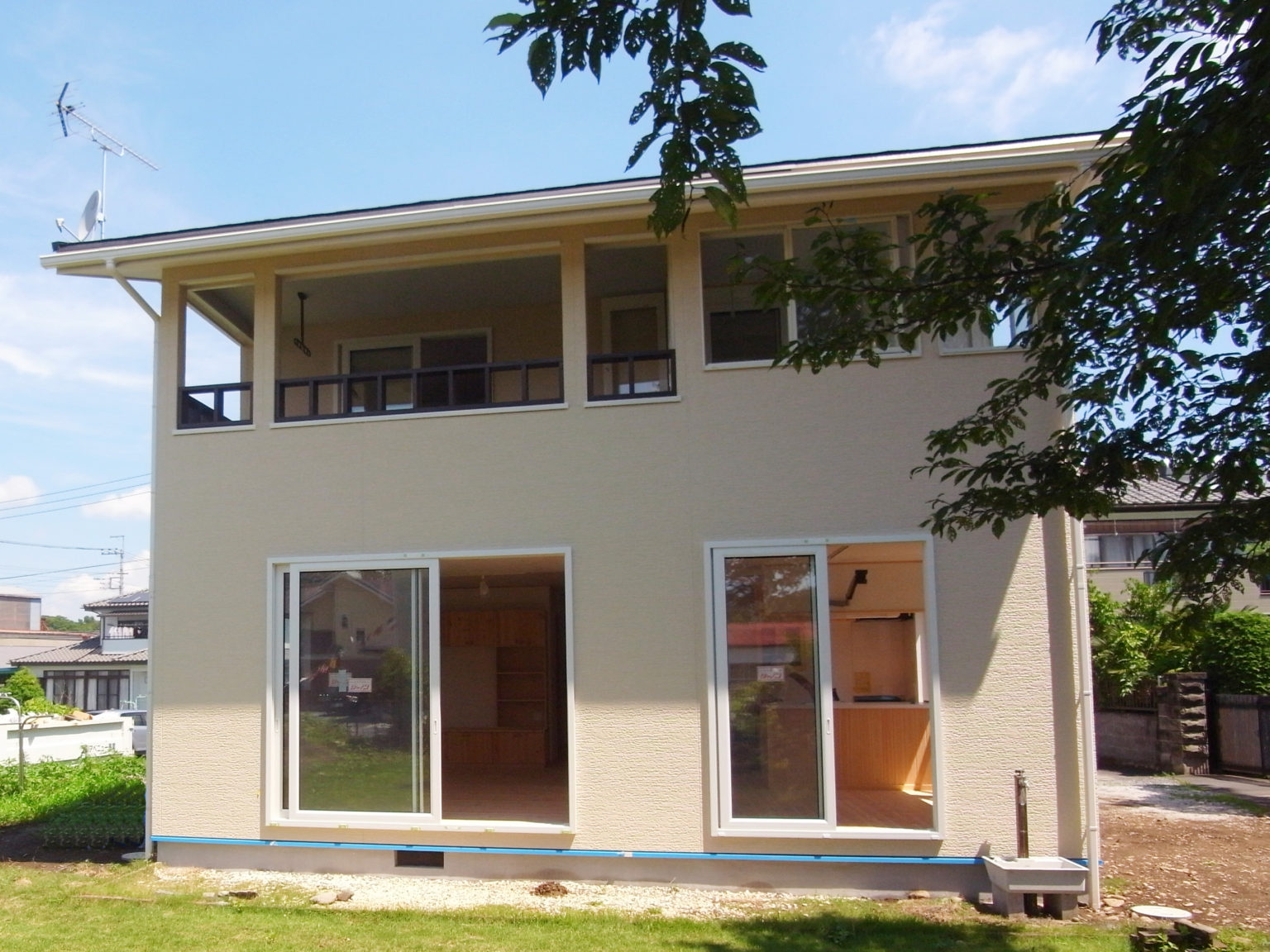 広い窓とバルコニーが特徴的なデザイン