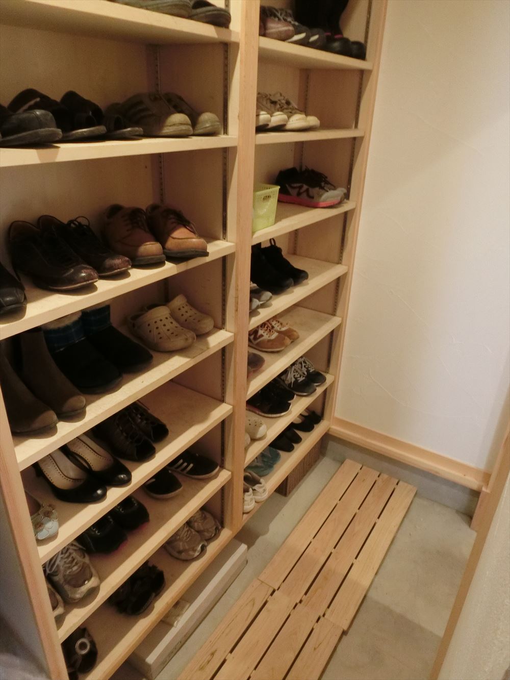 多くの靴を収納できる棚付き