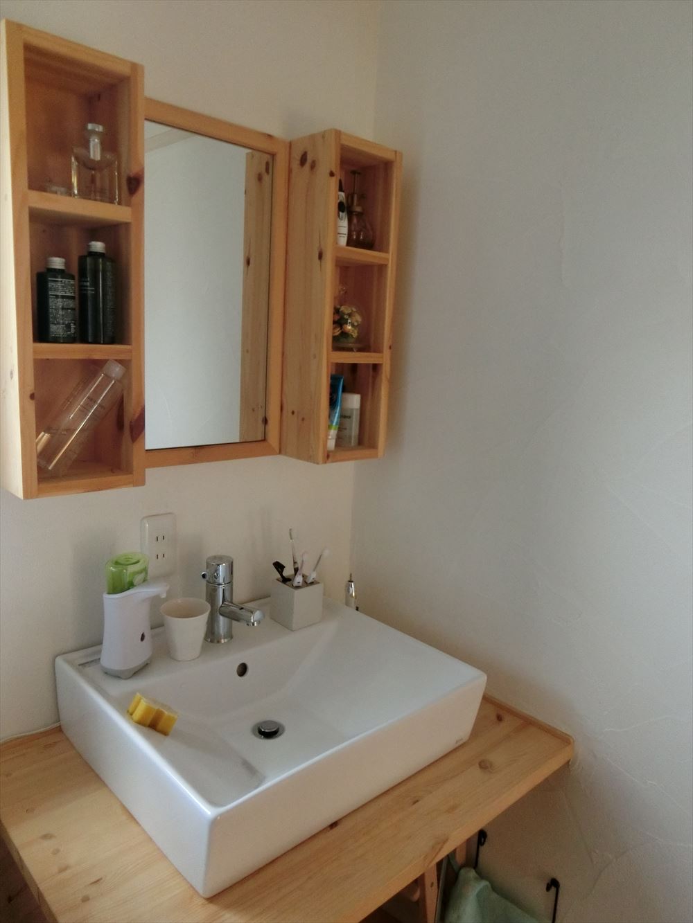 木製の収納棚と広々とした洗面台が特徴