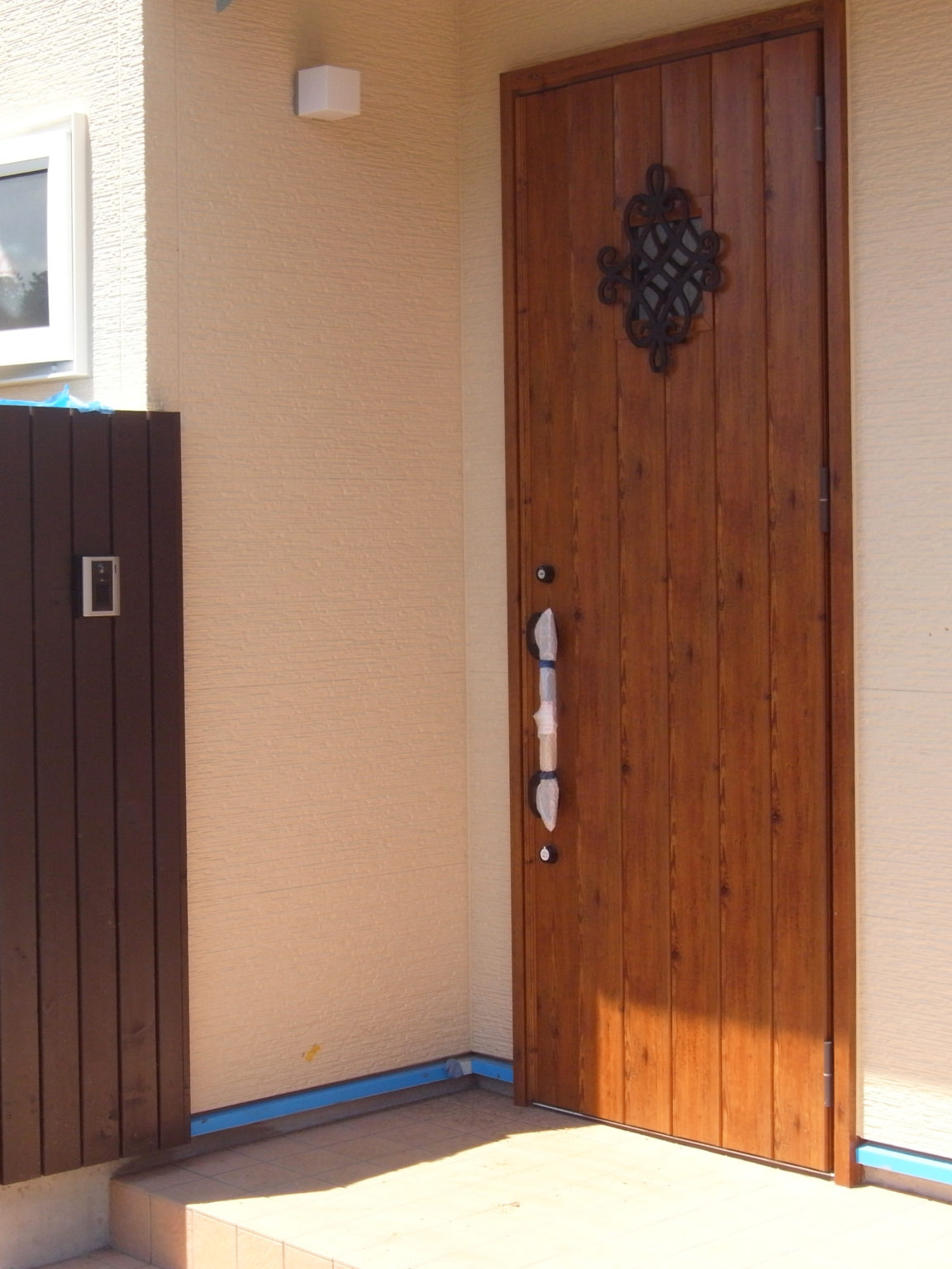 木製で装飾が施されたデザイン