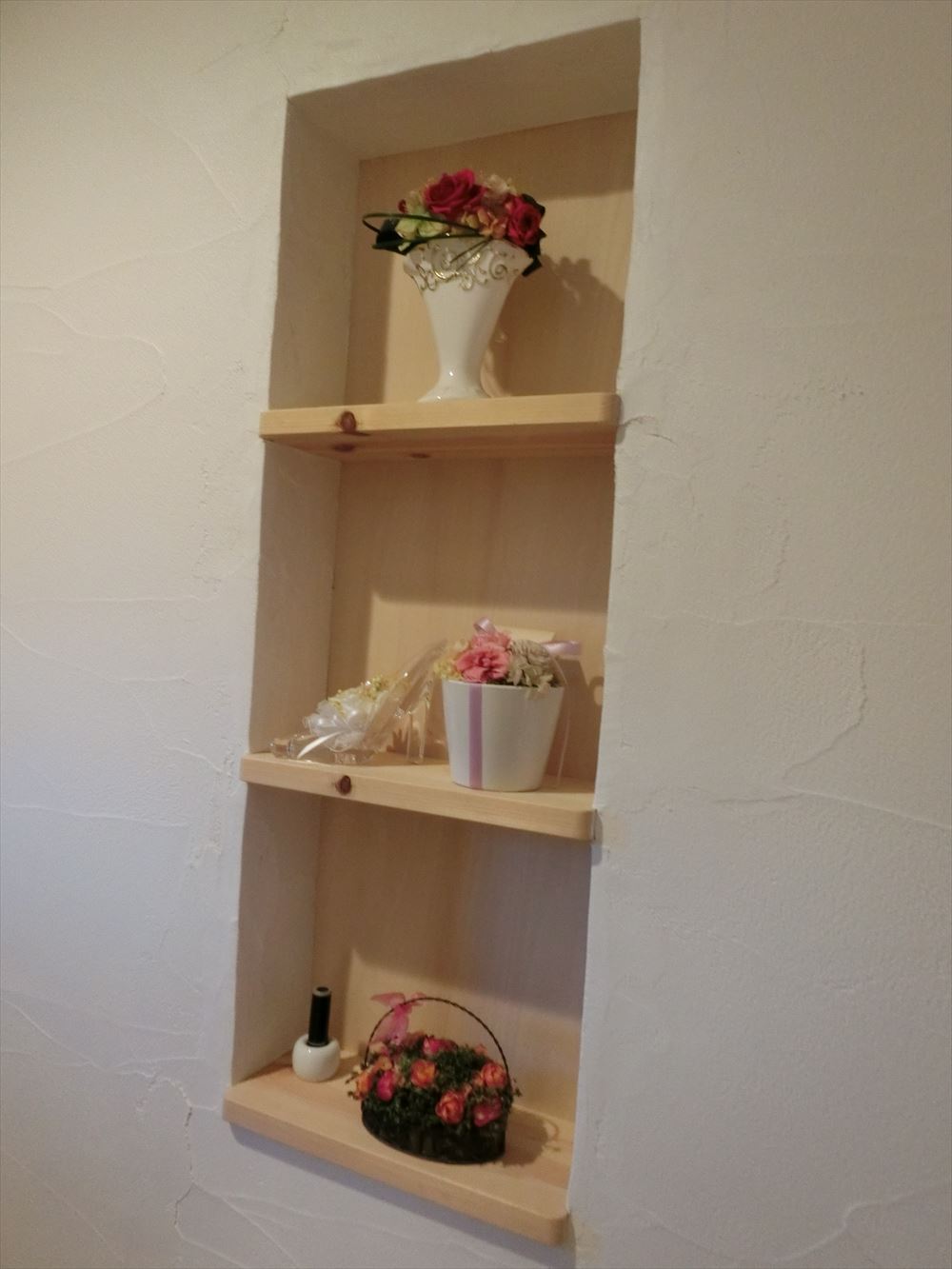 木製のテレビボードとソファが配置された温かみのある空間