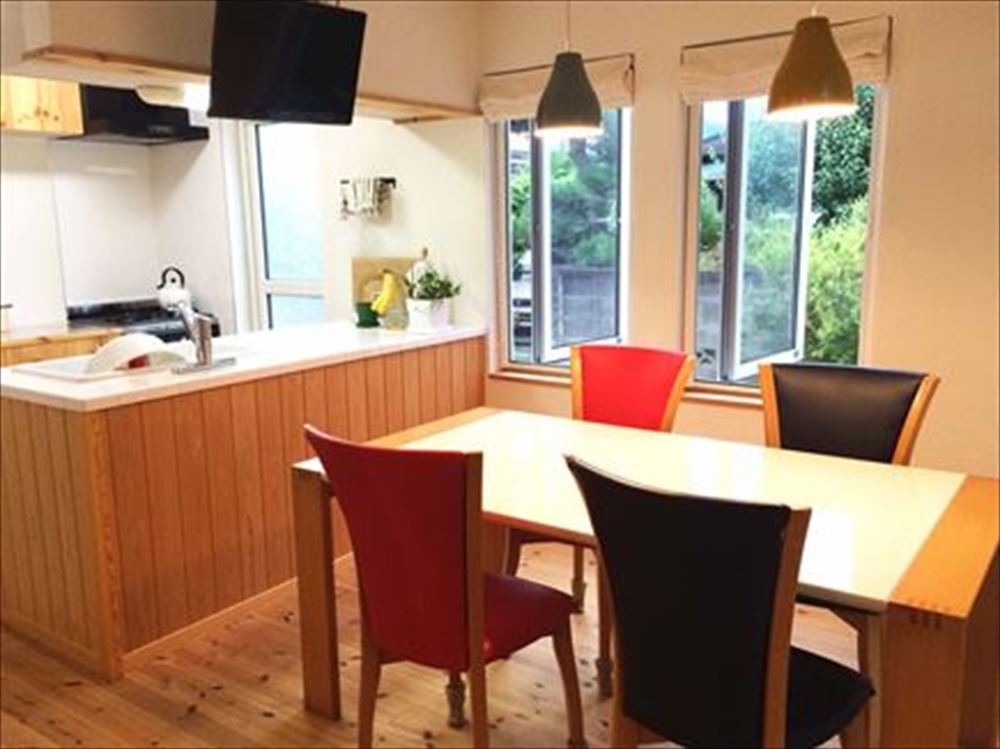 木製のダイニングテーブルとカラフルな椅子が特徴的