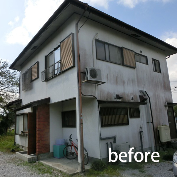 汚れた外壁と古びた印象の二階建て住宅