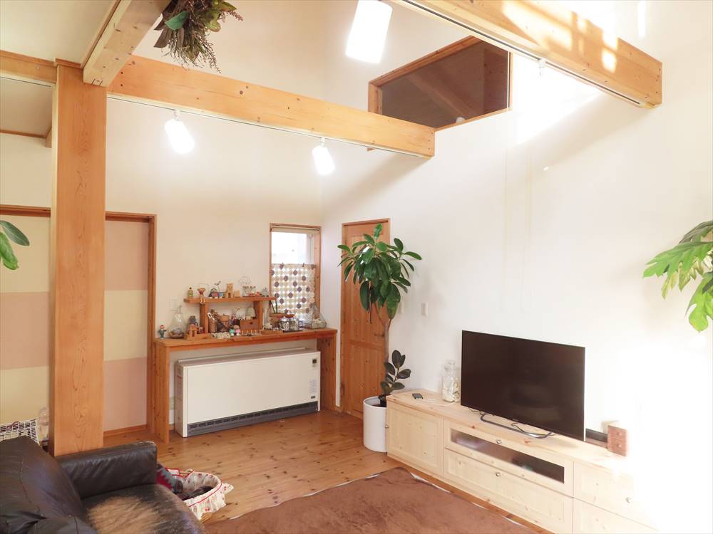 木材を多用したインテリアと観葉植物が調和した居心地の良い空間