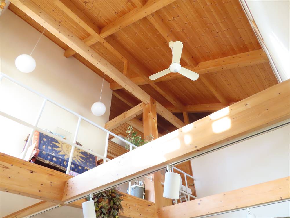 木製の梁と天井ファンが設置され、開放感のあるデザイン