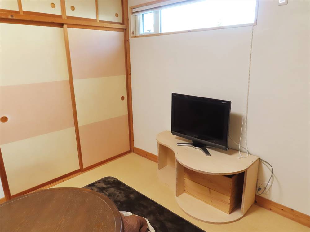 シンプルな収納とテレビが置かれたスペース