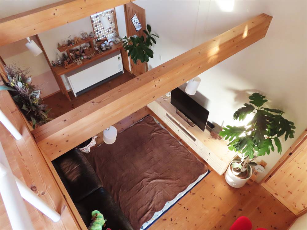 改装後のリビングルームを上から見下ろした写真