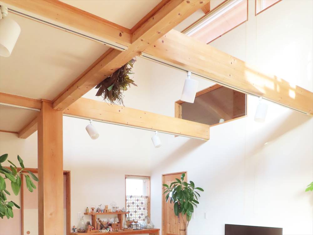 木材が活用されたシンプルで温かみのあるインテリア