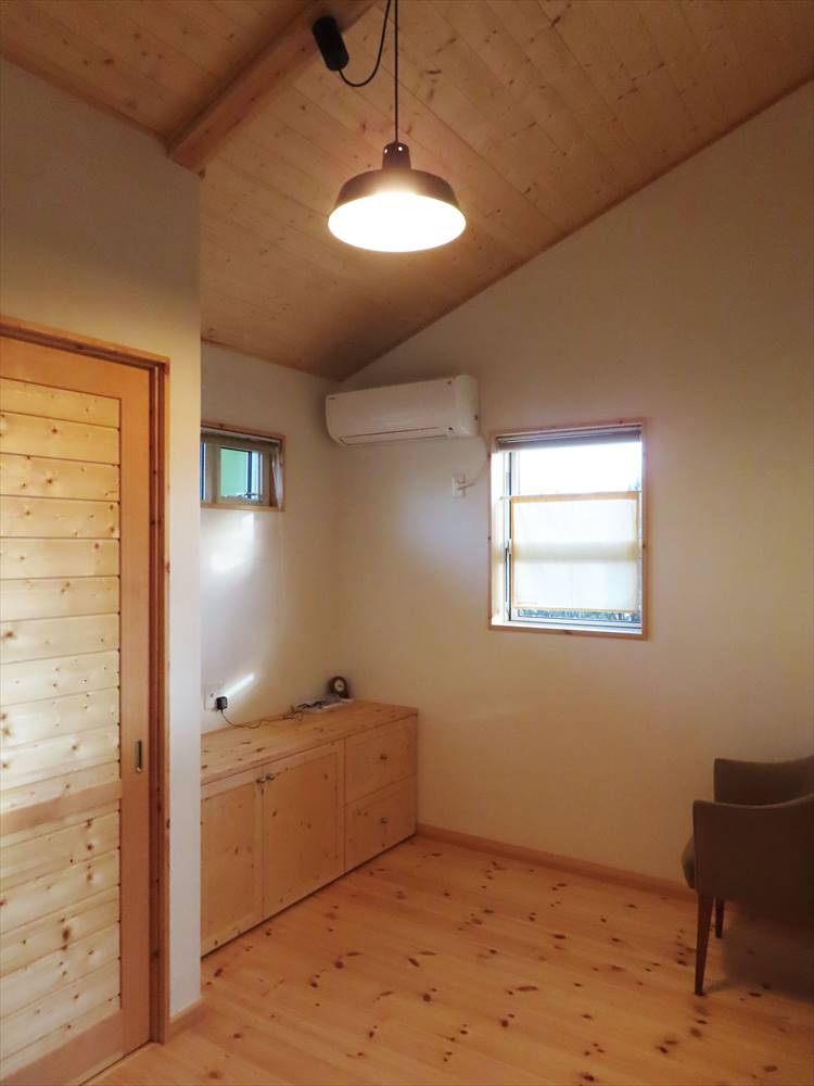 シンプルなデザインと木材を使用した内装が落ち着いた雰囲気を演出している