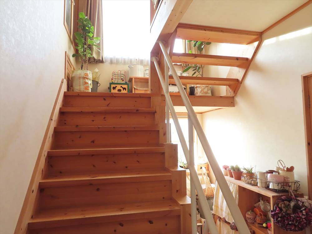 木製の階段と明るいインテリアが特徴