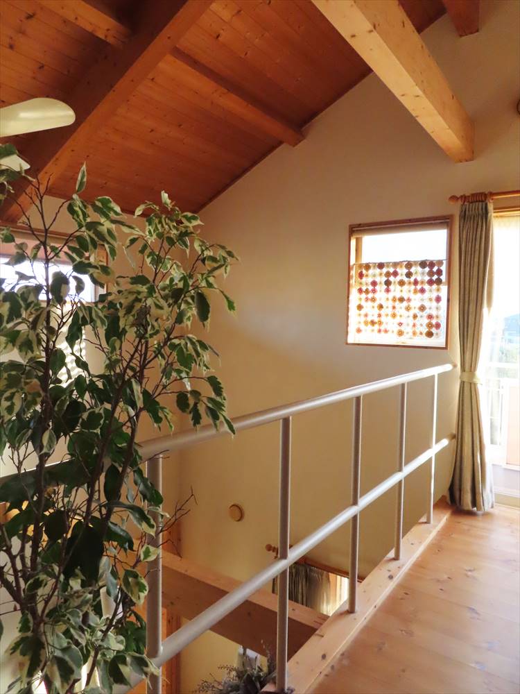 木の梁とシンプルな手すりが特徴のデザイン