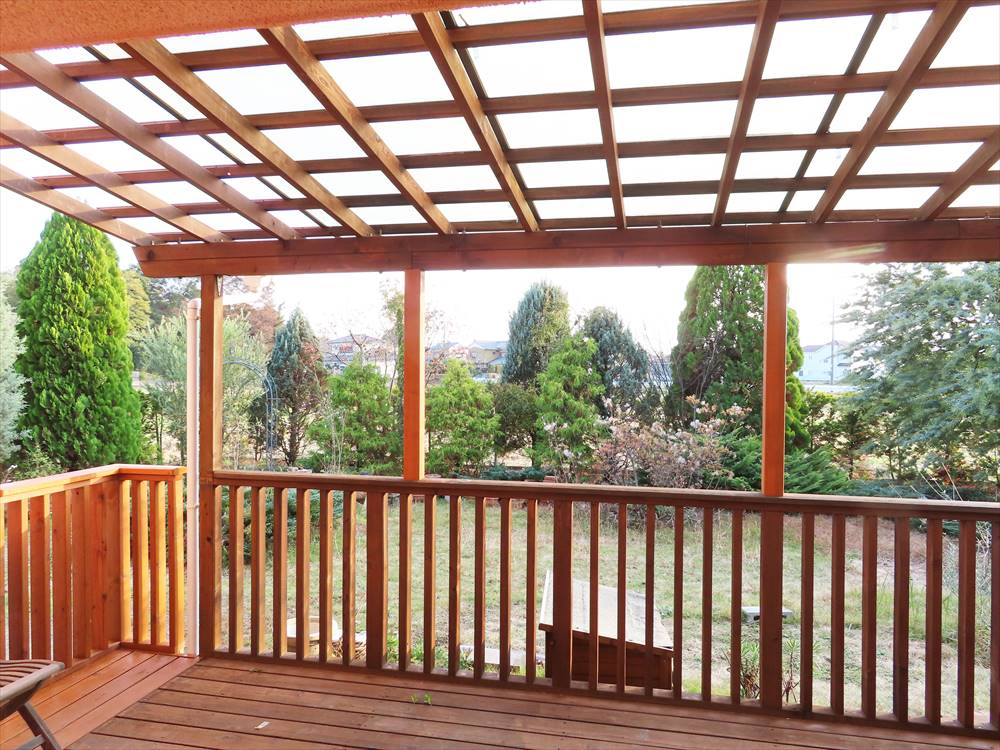 庭の景色を楽しめる広々としたスペース