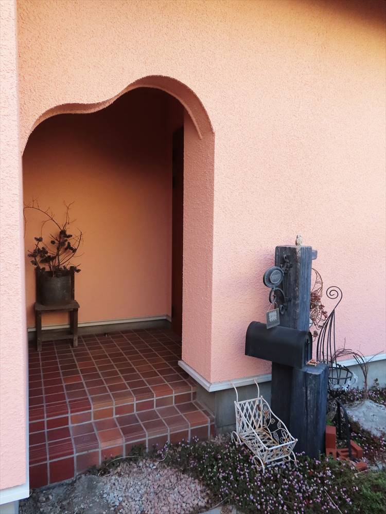 アーチ状のデザインとレンガの床が特徴的