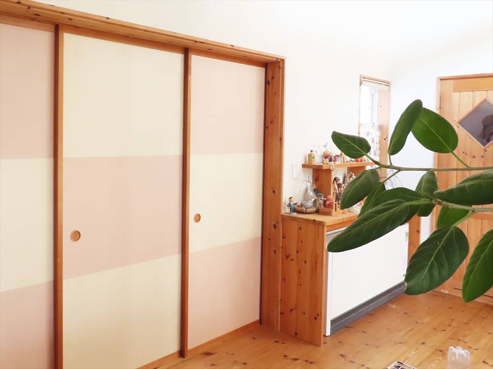 淡い色合いのスライドドアが特徴