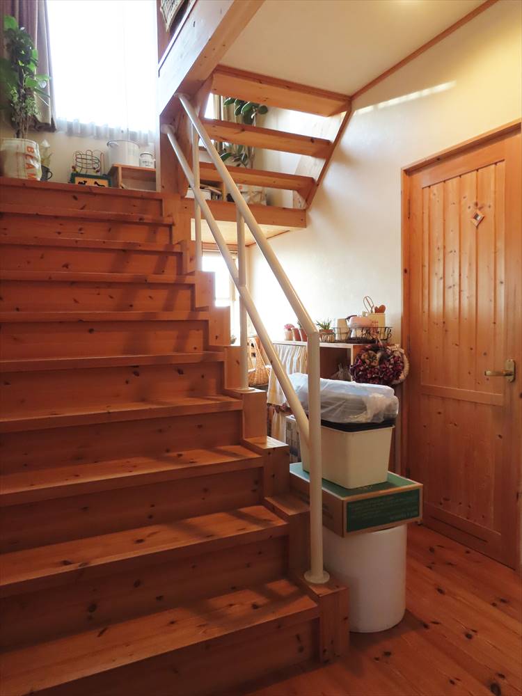 木製の踏み板とシンプルな手すりのデザイン