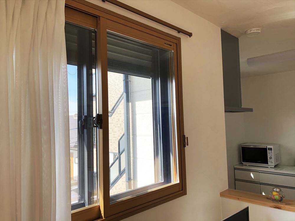 明るい採光が室内を照らすデザイン