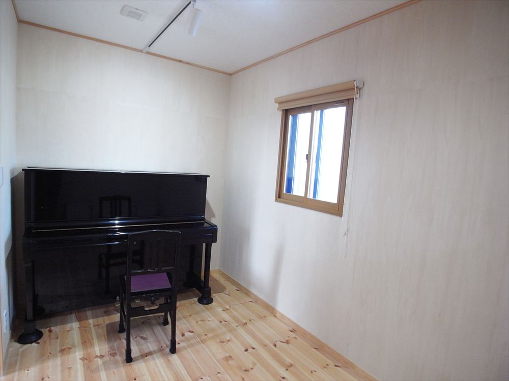 防音を意識したシンプルな空間