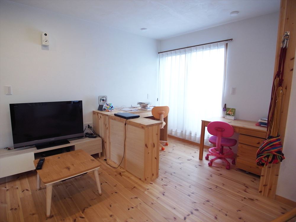 リノベーション後のリビングと学習スペース